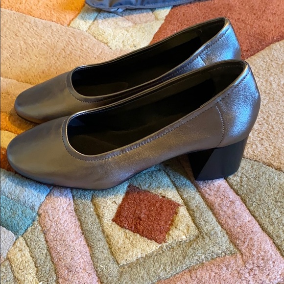 Silver Heels - Picture 2 of 7